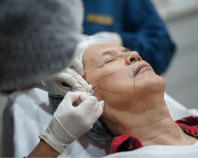 Pasien sedang melakukan treatment thread lift pipi